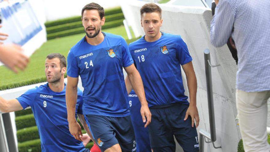 Alberto de la Bella Madueño -c-, en imagen de archivo de esta pretemporada, durante un entrenamiento con la Real. Detrás, Agirretxe (9) y Gorosabel (24).