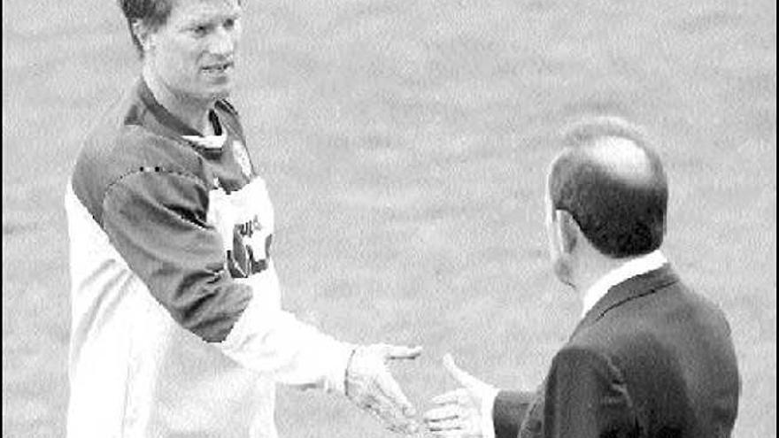 El presidente del Getafe, Ángel Torres, da la mano en señal de ánimo a Laudrup, durante el entrenamiento de ayer.