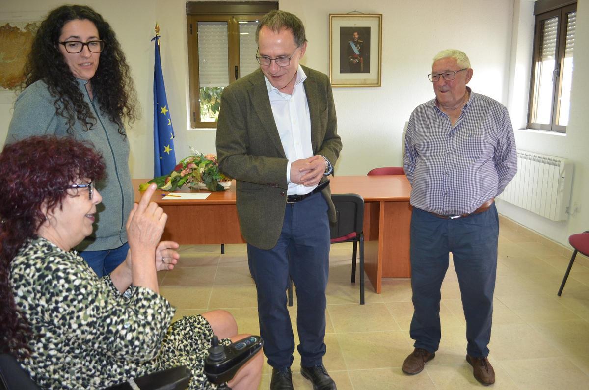 La exalcaldesa conversando con el subdelegado de Gobierno, junto al alcalde y la teniente de alcalde.