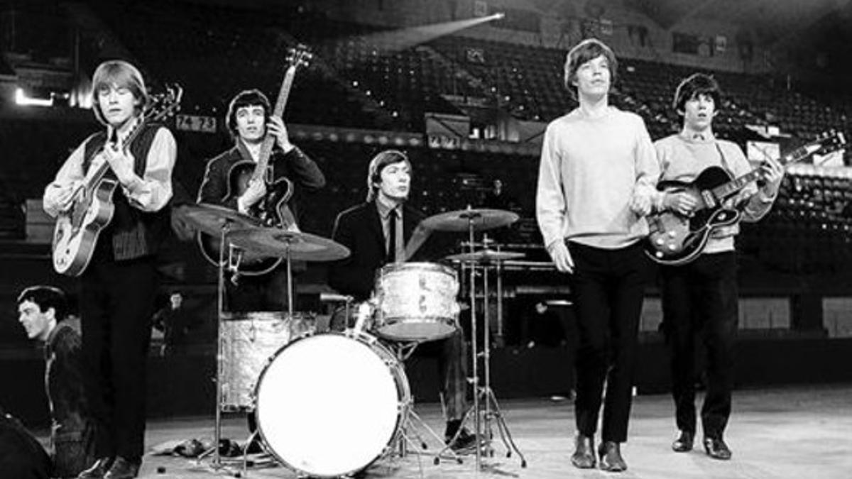 De izquierda a derecha, Brian Jones, Bill Wyman, Charlie Watts, Mick Jagger y Keith Richards, el 8 de abril de 1964, en una localización desconocida.