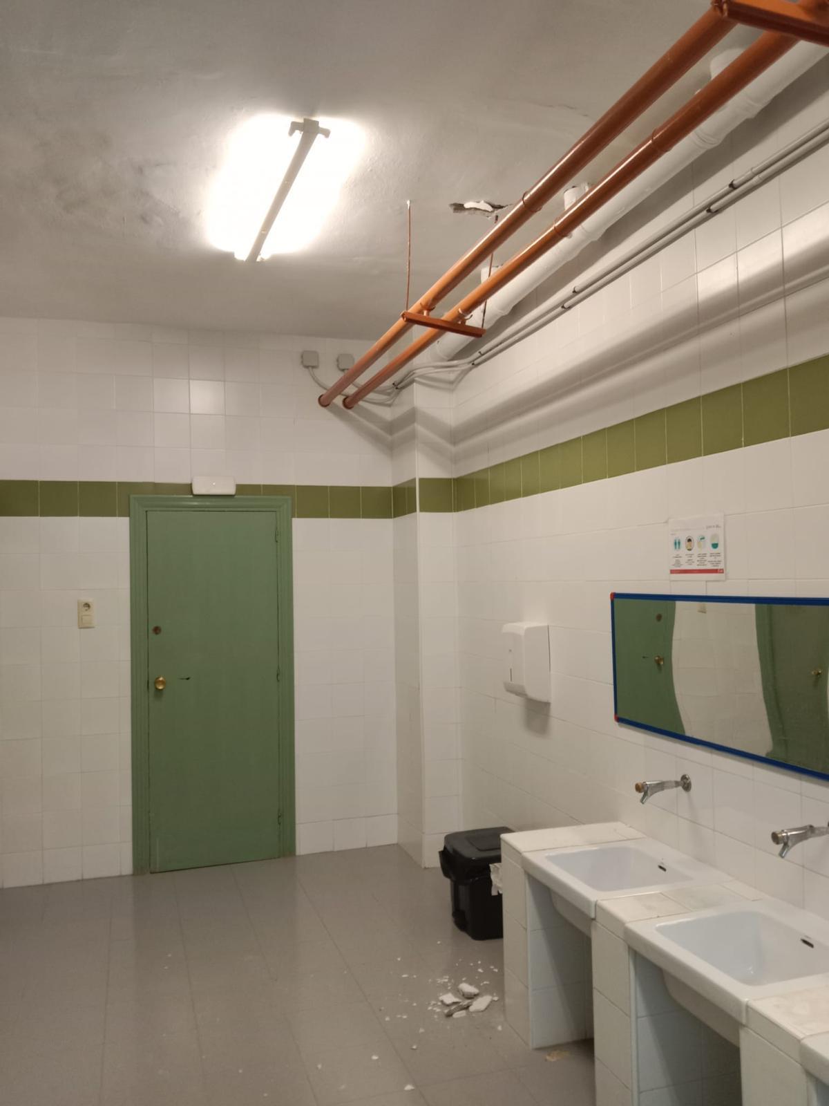 El agujero que hay en el techo de los baños principales de Primaria, en el colegio Azorín