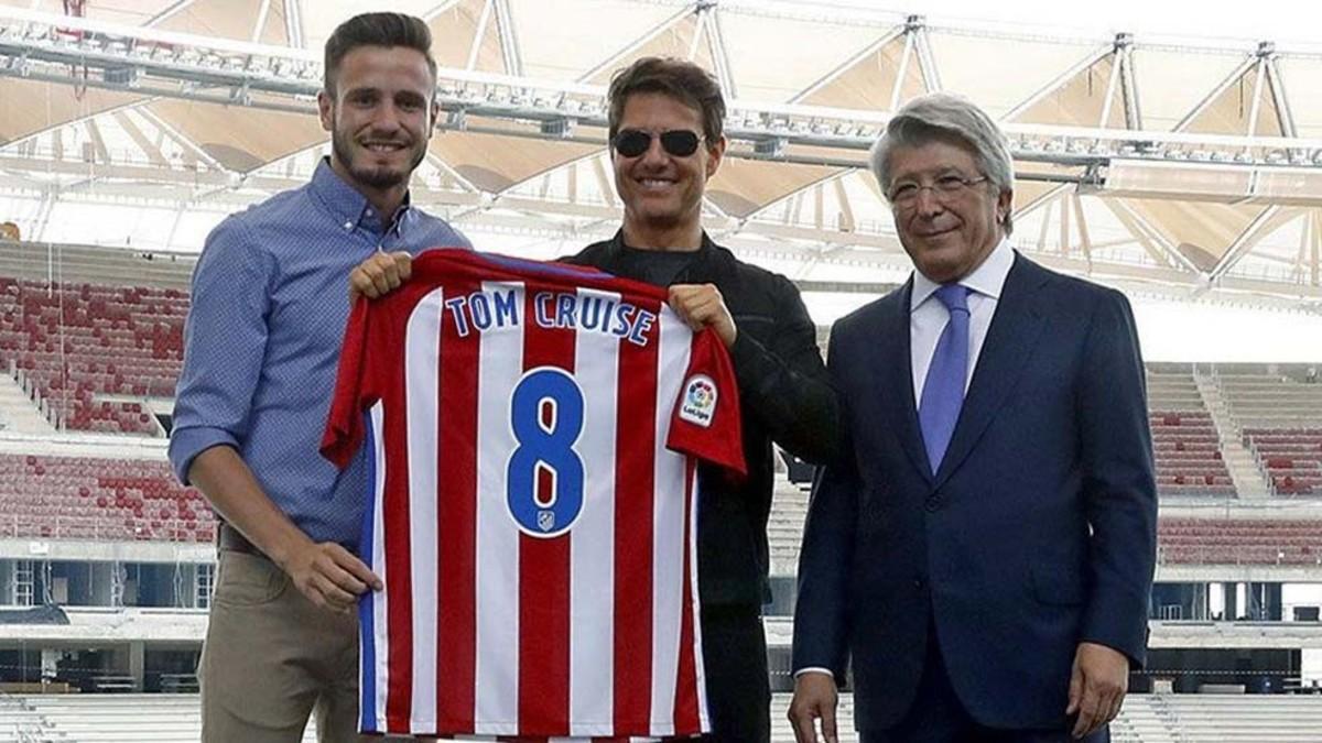 Tom Cruise, junto a Saúl Ñíguez y Enrique Cerezo en el estadio Wanda Metropolitano