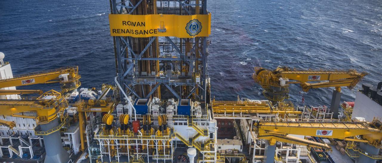 Panorámica aérea del buque ‘Rowan Renaissance’ durante la búsqueda de hidrocarburos llevada a cabo por Repsol en aguas canarias en 2015. | | LP/DLP
