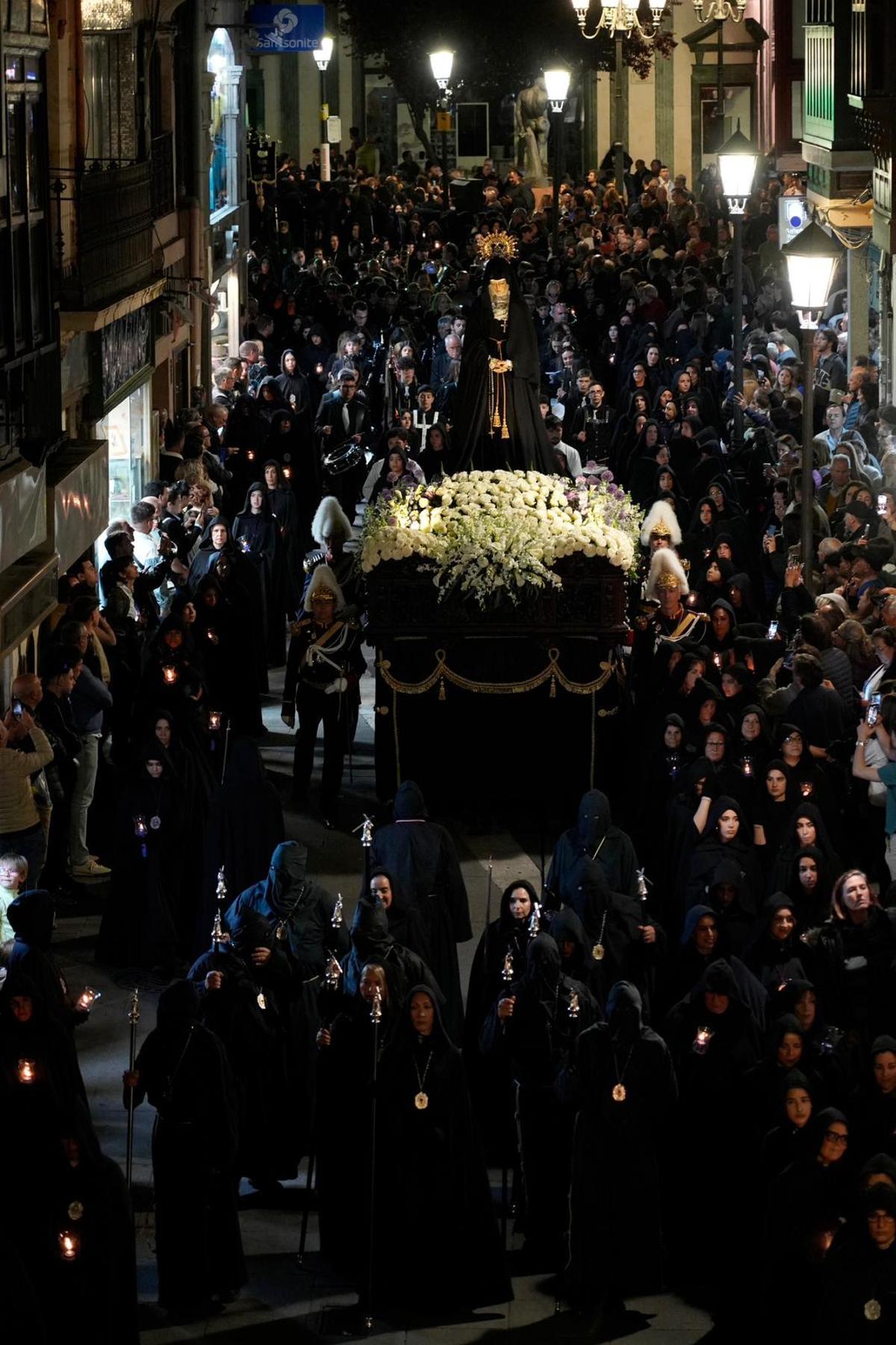 GALERÍA | Zamora acompaña a La Soledad en una de las noches más sobrecogedoras de la Semana Santa