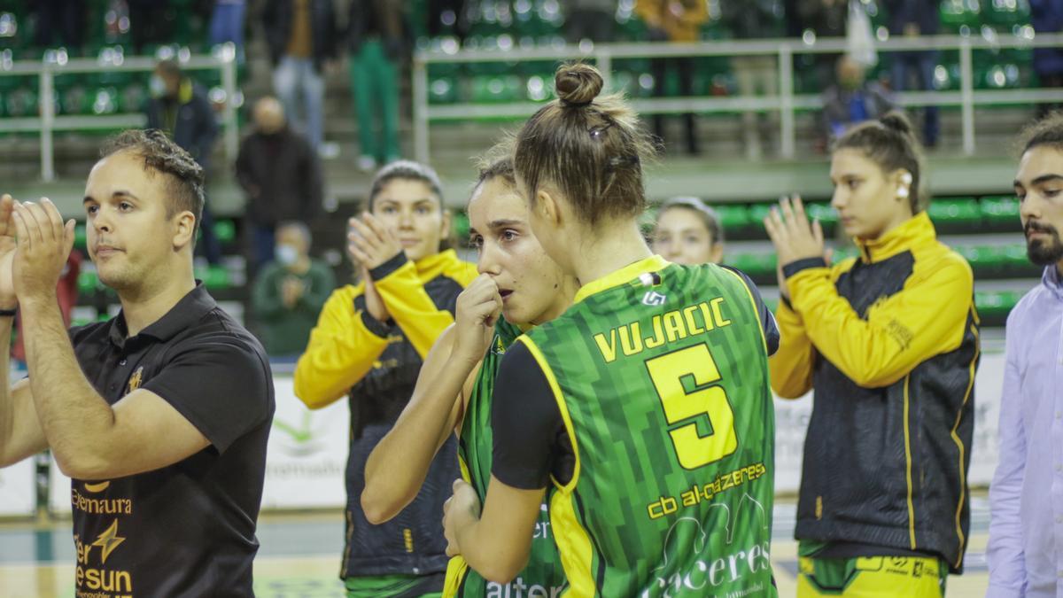 Jugadoras y técnicos del Al-Qázeres, cariacontecidos al final del partido ante Estepona.