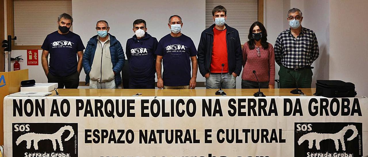 Representantes de colectivos contra los parques eólicos en A Groba, ayer, en Gondomar. |   // ALBA VILLAR