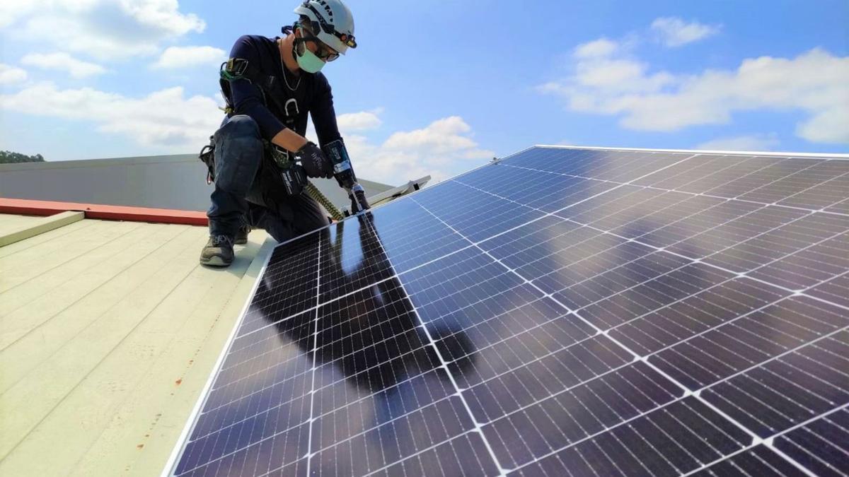 Un trabajador colocando 
placas solares. // FDV