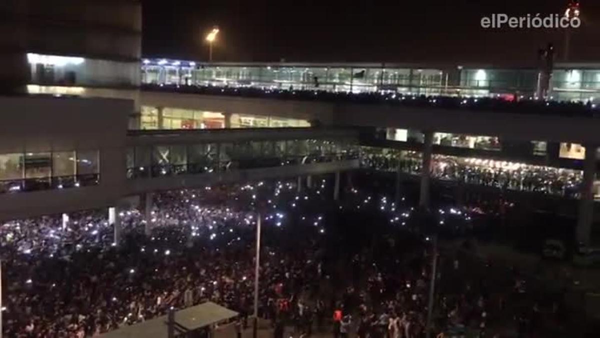 Manifestantes en el aeropuerto de El Prat al grito de: ’Presos politics, llibertat!’, esta noche