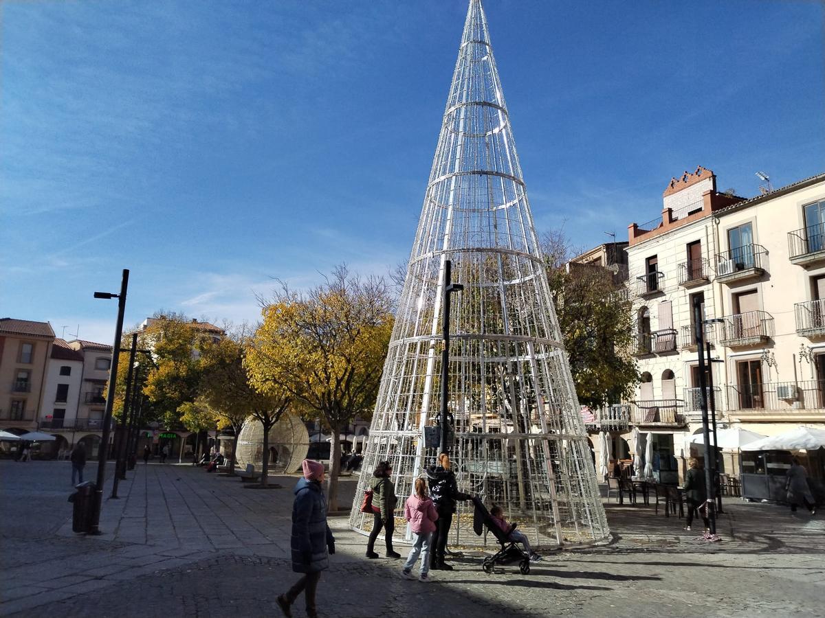 Árbol de Navidad ya instalado en Plasencia, que se iluminará el viernes día 5.