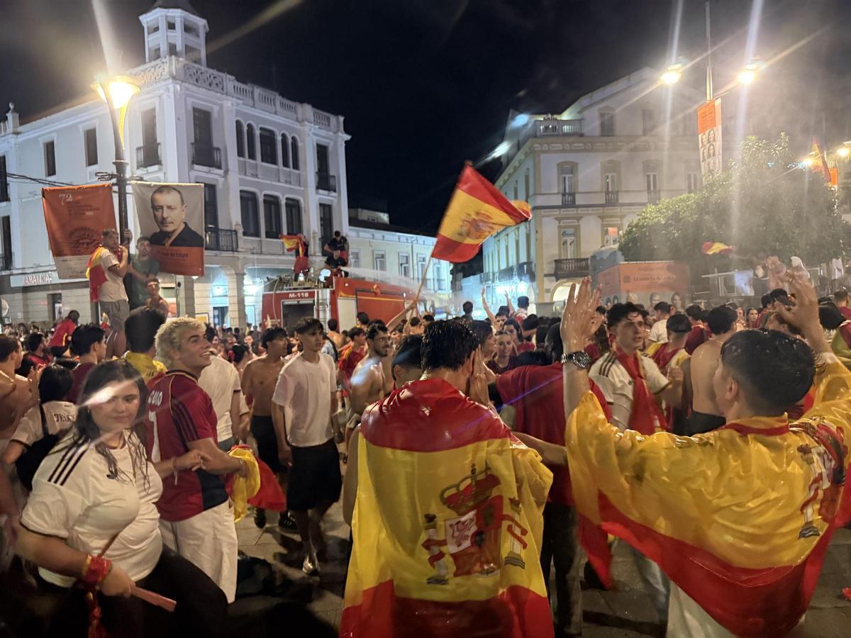 Miles de seguidores festejan la victoria de España entre banderas y cánticos en el centro de Mérida.