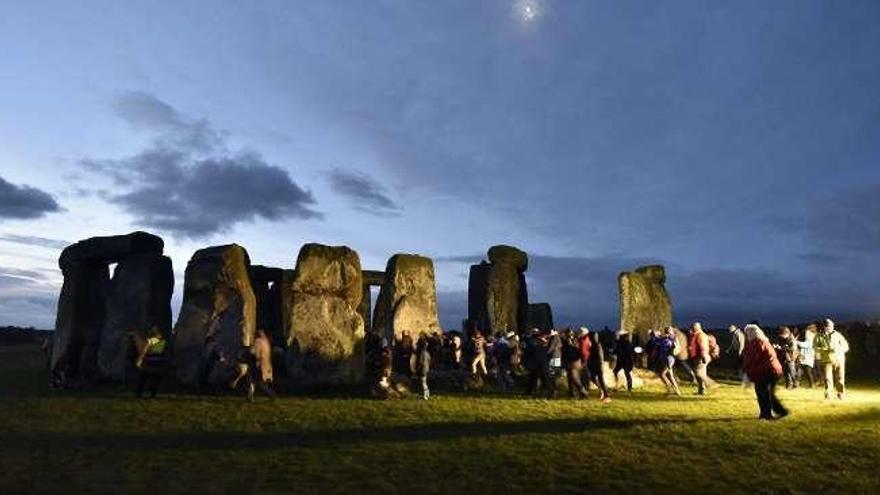 Centenares de personas en el conjunto megalítico de Stonehenge.