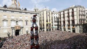 Un momento de la actuación de los Castellers de Barcelona, en la plaza de Sant Jaume.