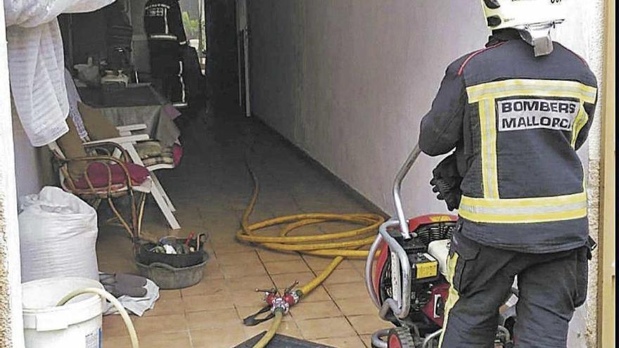 Bombers de Mallorca disipan, ayer, el humo acumulado en una vivienda de Muro.