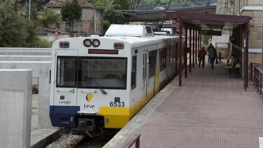 Rachas de hasta 121 kilómetros por hora tumban árboles y cortan vías de Feve