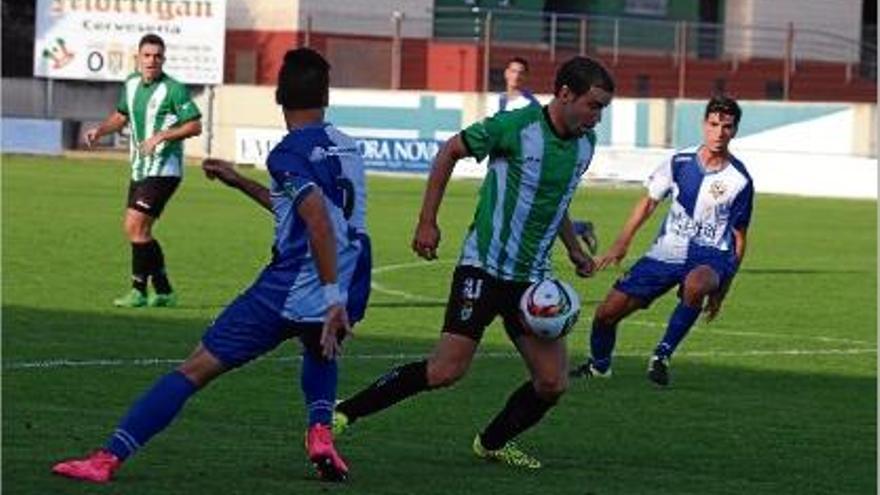 Moñino, controlant una pilota davant un jugador del Sabadell B.