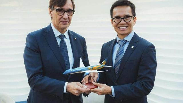 Salvador Illa amb el director de Planificació i Desenvolupament de Vietnam Airlines, Nguyen Trung. | GENERALITAT / EFE