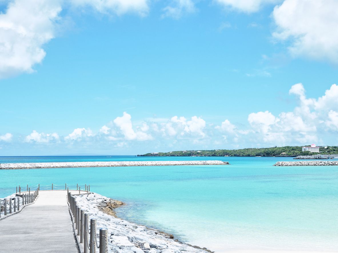 Mar azul turquesa en la isla de Yoron, Japón