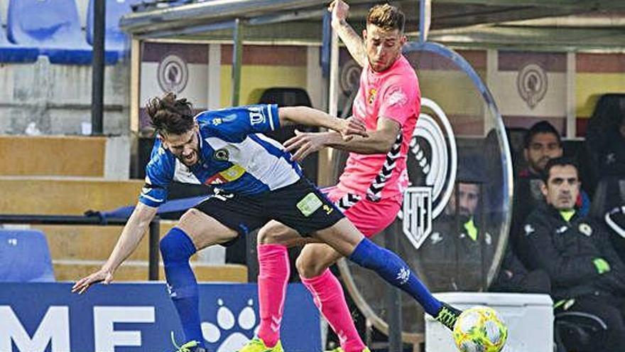 Diego González intenta robar una pilota a un jugador de l&#039;Hèrcules ahir al Rico Pérez.