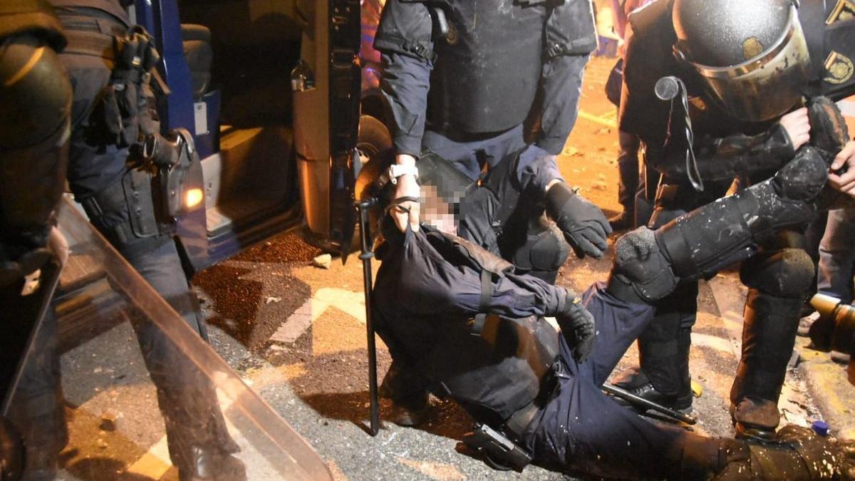 Un policía, herido en los enfrentamientos con los manifestantes en Via Laietana, el 18 de octubre del 2019