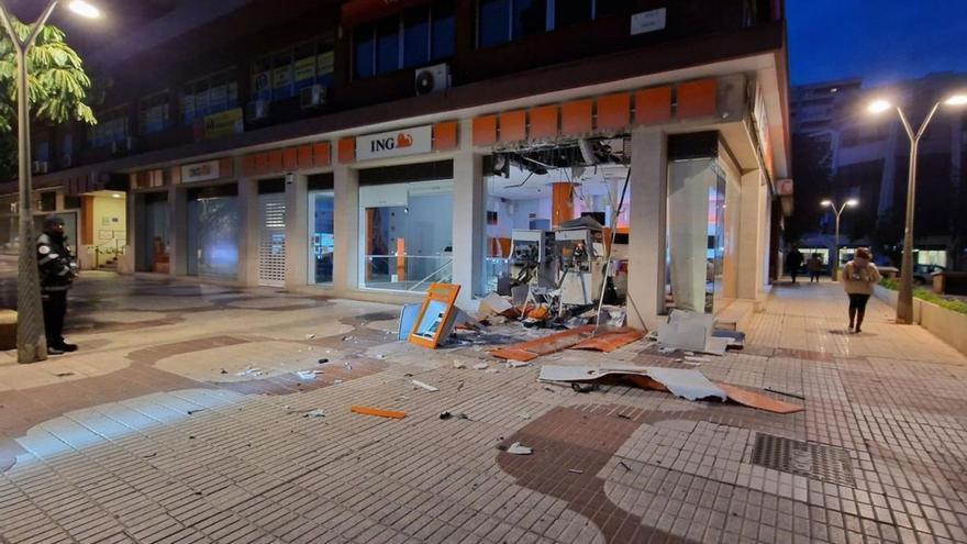 Aspecto de la fachada del banco tras el ataque con explosivos a los cajeros.