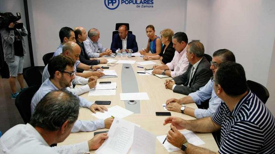 José María Barrios preside la reunión de los populares zamoranos, ayer.