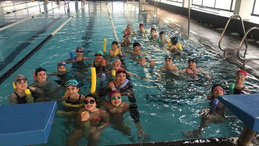 Los niños de Moaña inician el programa de natación escolar en horas de educación física