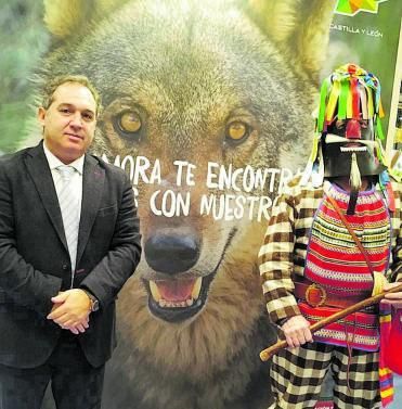 El presidente de TORGUVI, Sergio del Teso Perez, con el zangarron en FITUR. | | CEDIDA