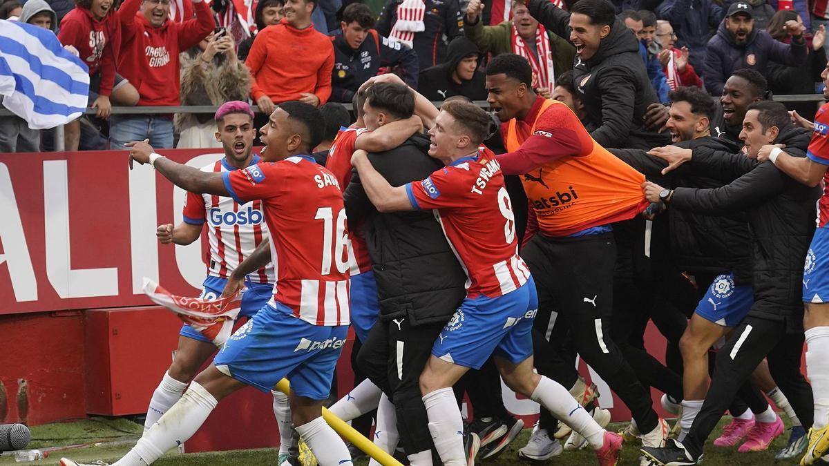 Els jugadors del Girona celebren el gol de la victòria contra el València