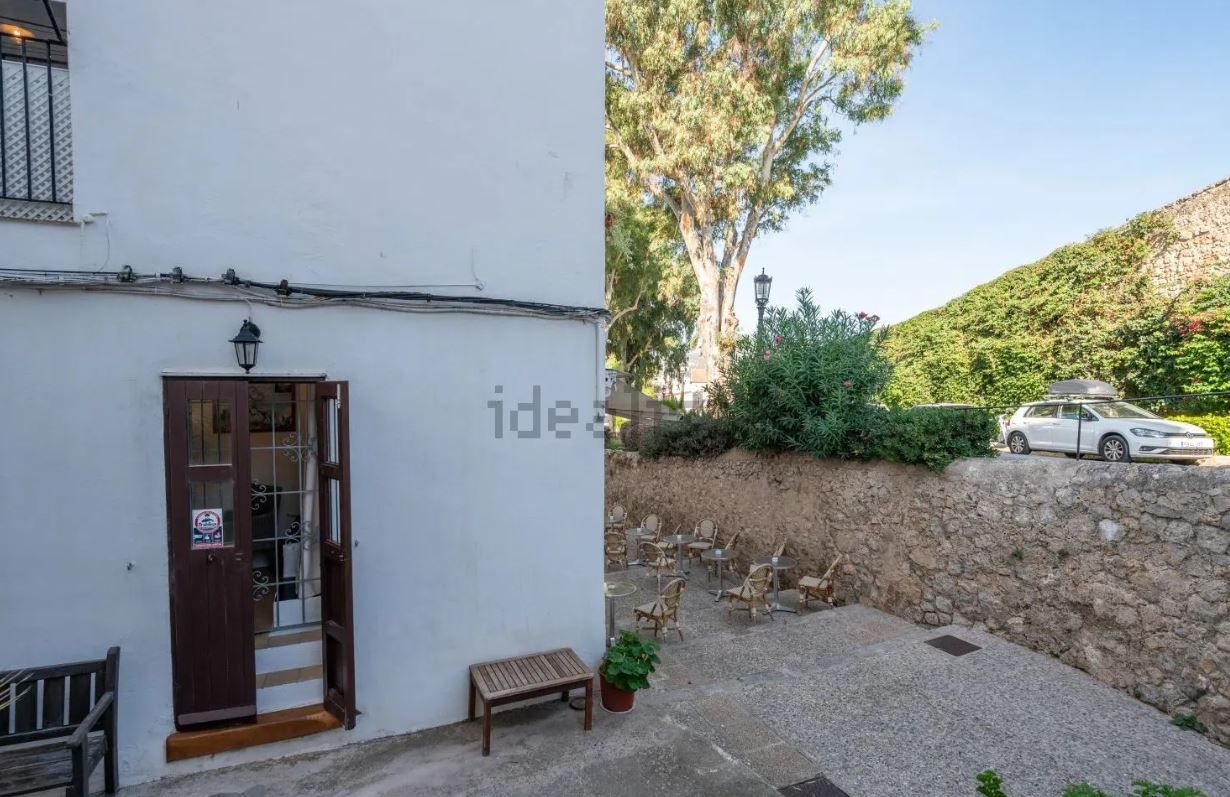A la venta un edificio con dos apartamentos y negocio en Ibiza por 625.000 euros