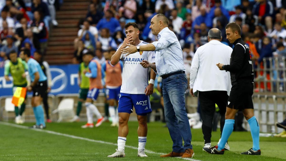 Víctor da instrucciones a Valera durante el partido ante el Burgos.