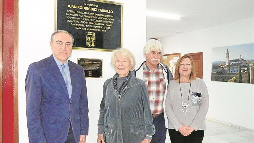 PLACA EN EL AYUNTAMIENTO EN HONOR AL EXPLORADOR rodríguez CABRILLO