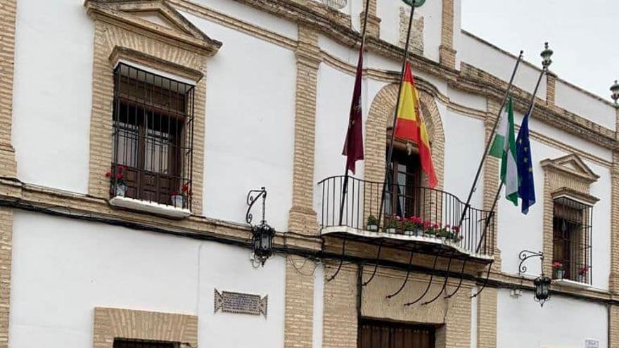 Banderas a media asta en el Ayuntamiento de La Rambla por la muerte de dos vecinos en sendos accidentes.