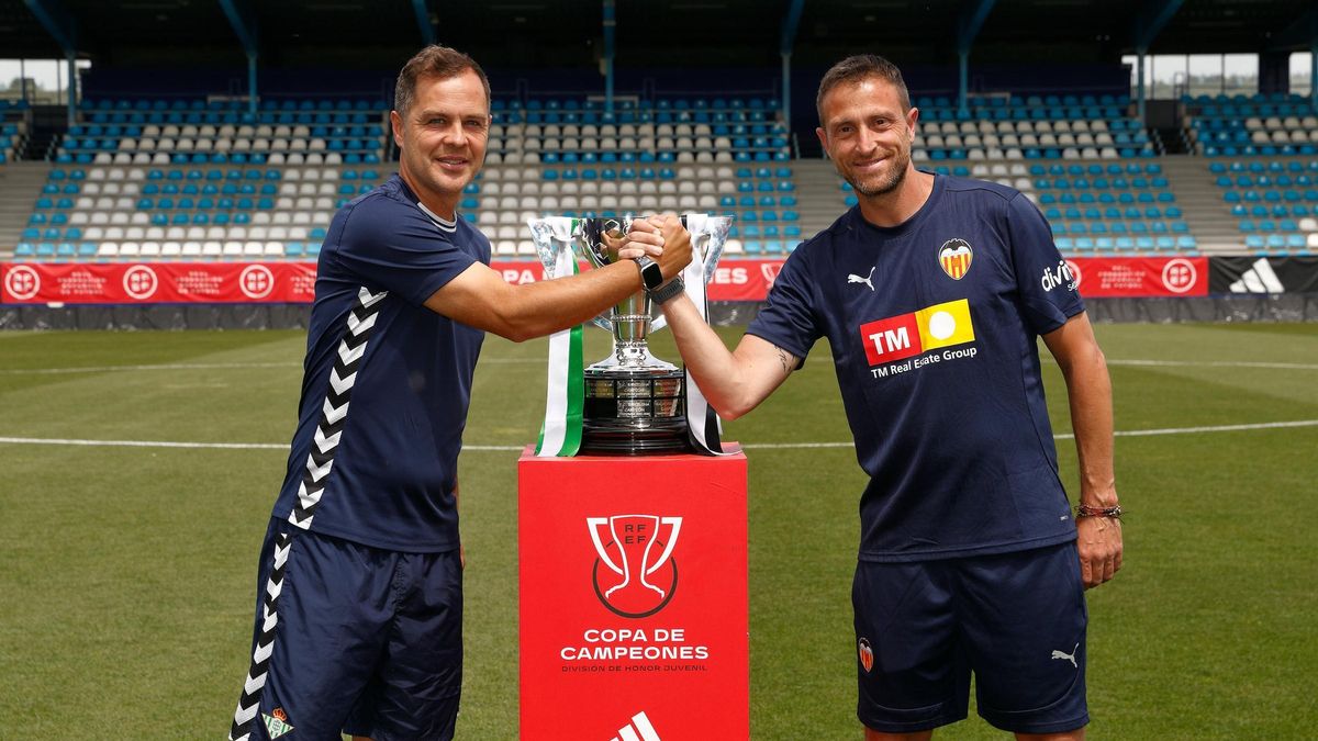 Posado de entrenadores con la Copa de Campeones
