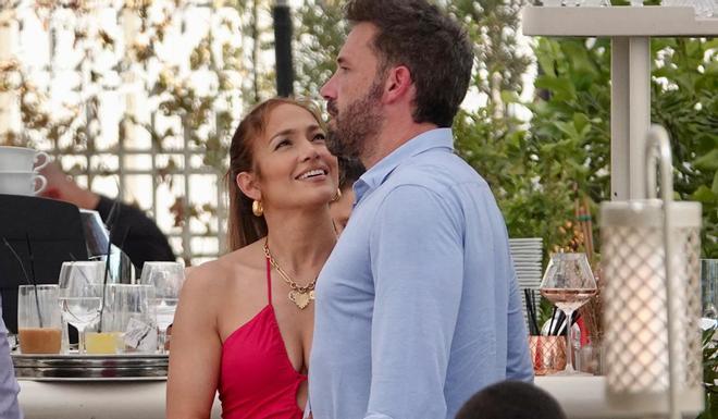 Jennifer Lopez celebra su cumpleaños de luna de miel en París junto a Ben Affleck y sus hijos