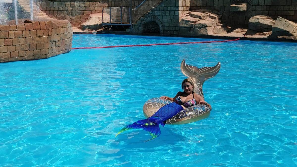 Una sirena sobre un flotador en una de las piscinas del parque