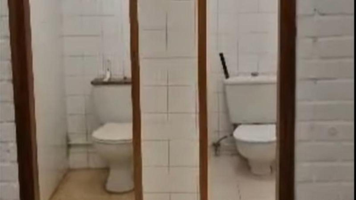 Vista de los baños sin puerta del colegio de Castrelo de Cambados.