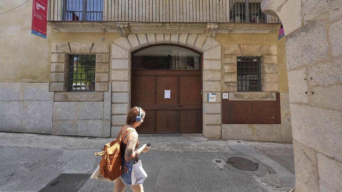 L'entrada del cinema Truffaut, després del seu tancament.