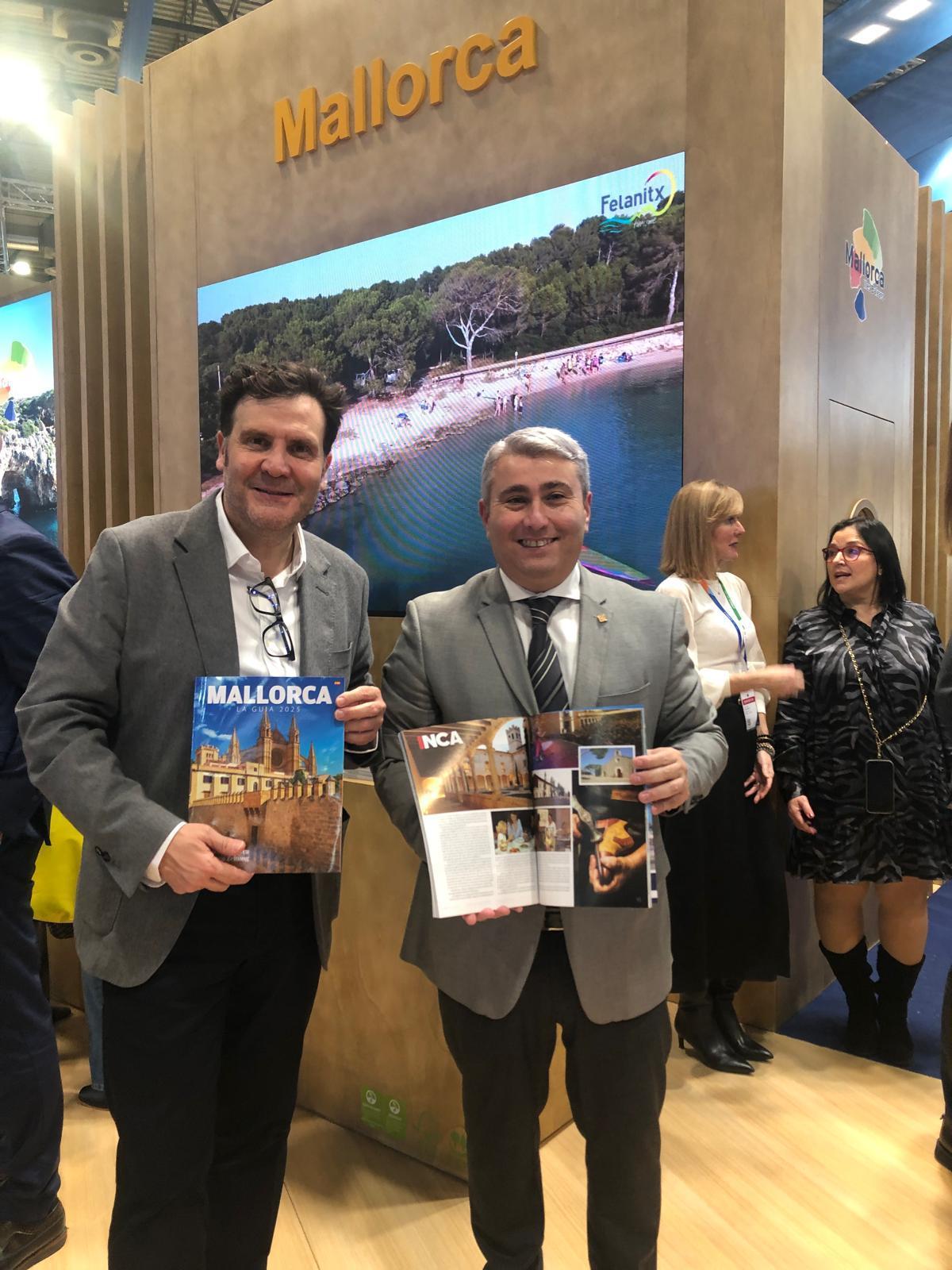 El alcalde de Inca, Virgilio Moreno, a la derecha, muestra el interior de la revista 'Mallorca'.