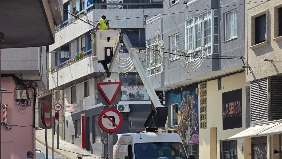 Los trabajos para la colocación del alumbrado de las Festas do Cristo de Cangas.
