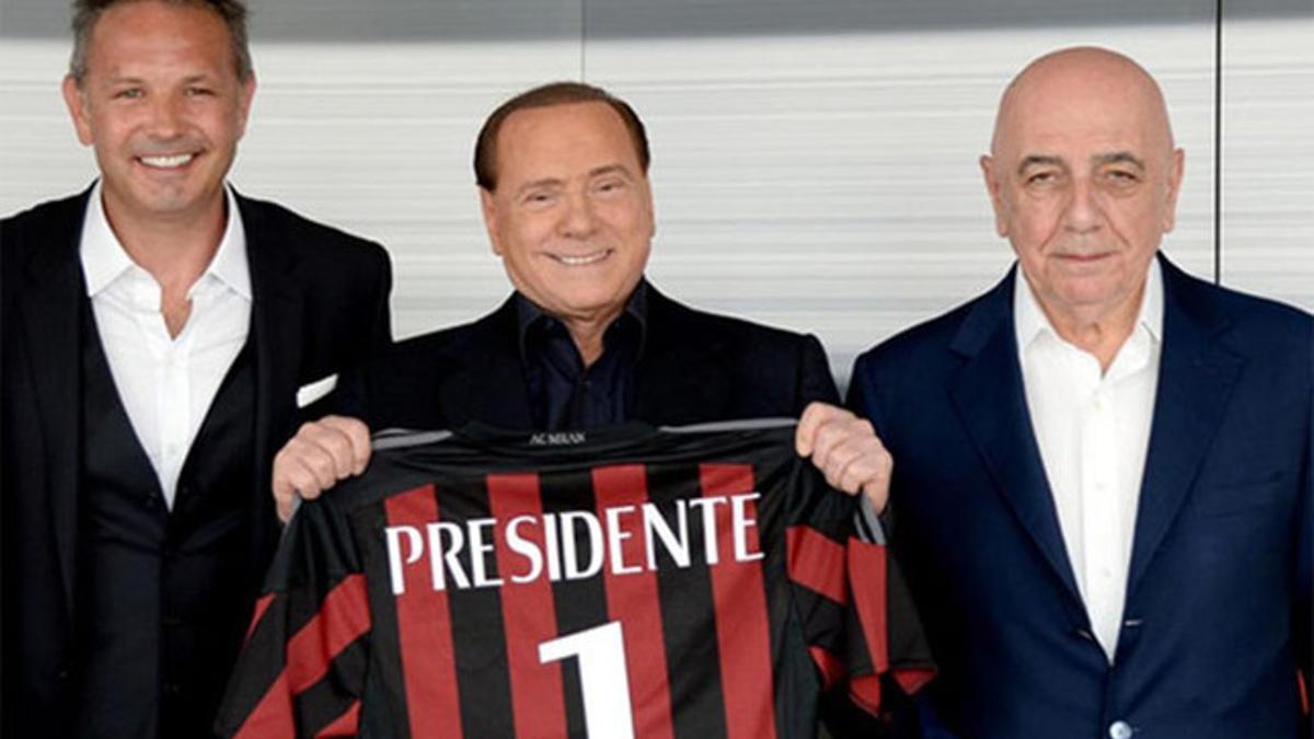 Mihajlovic junto a Berlusconi y Galliani en Milán