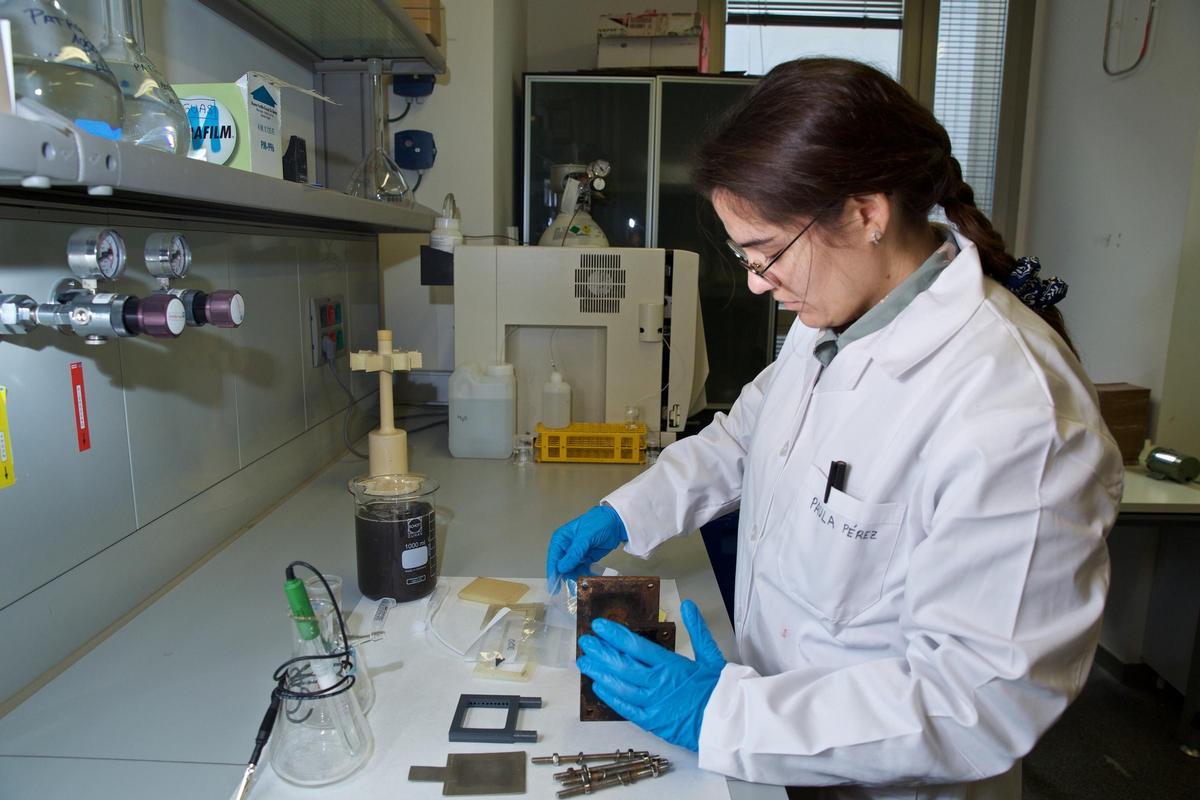 Una investigadora de la UA que ha logrado convertir residuos industriales peligrosos en materias primas secundarias útiles.