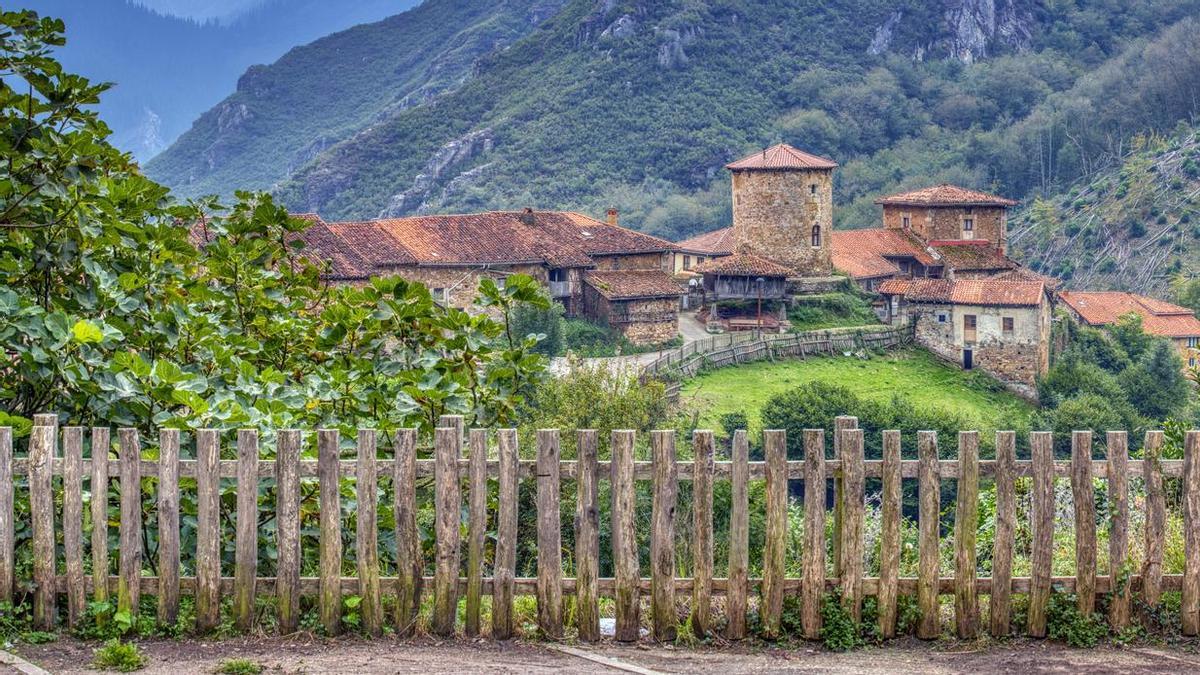 Entre montañas y ríos se abre paso un precioso pueblo asturiano