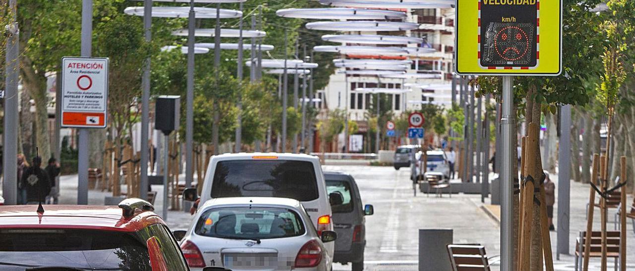 Además de radares, también hay una señales luminosas que avisan al sobrepasar el límite.