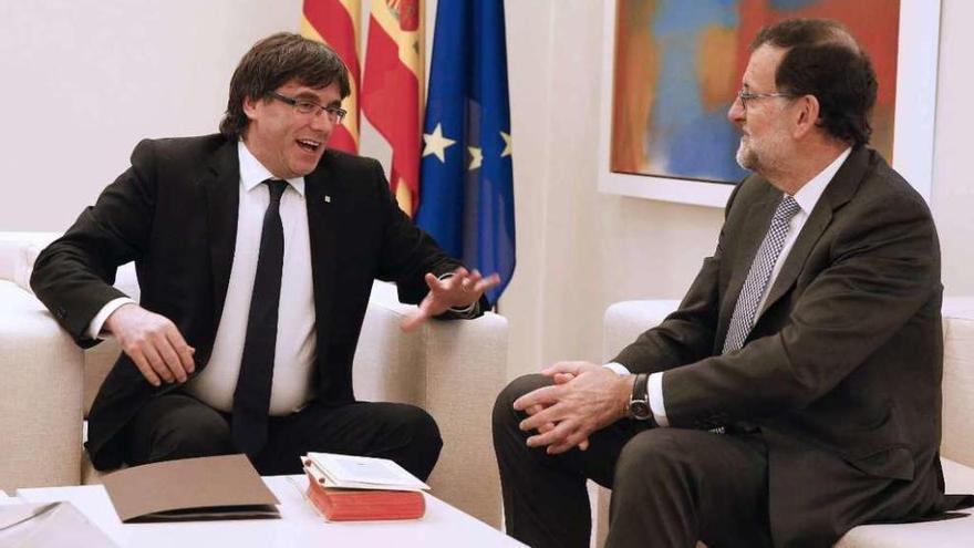 Puigdemont y Rajoy, al comienzo de su reunión de ayer en el Palacio de Moncloa. // Efe