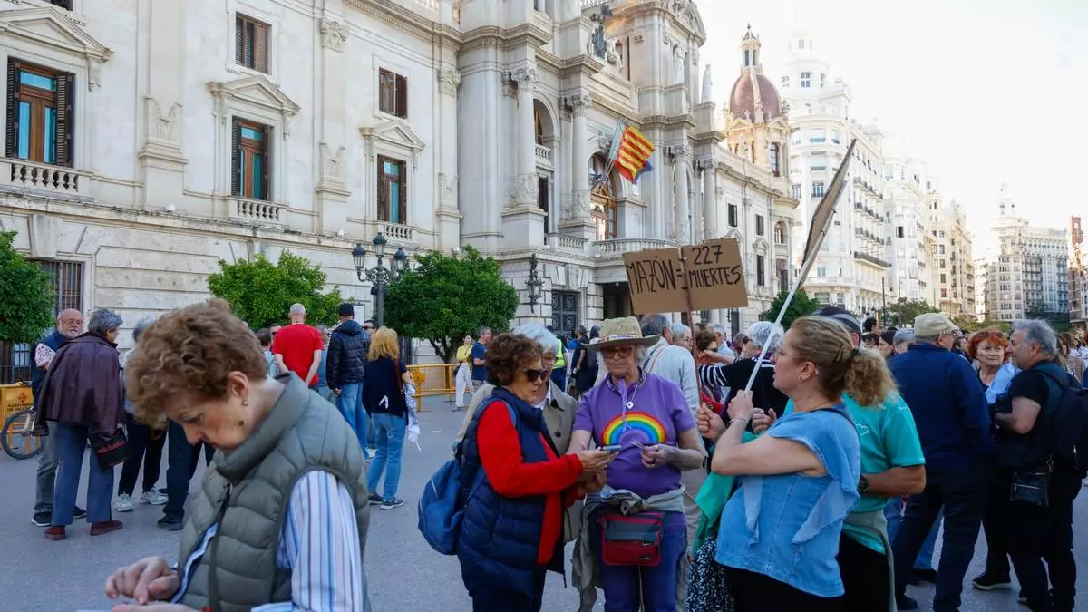 Cientos de personas se concentran contra Maz車n por la gesti車n de la dana pese a la suspensi車n de la manifestaci車n
