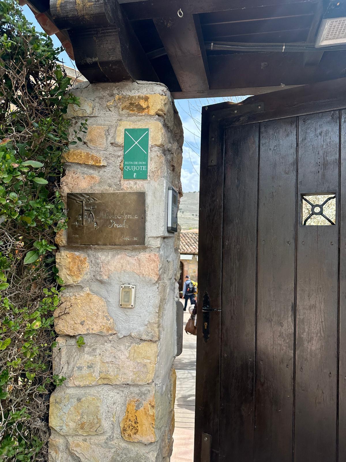 La entrada de este antiguo molino harinero del siglo XV recibe al viajero a una hora y media de Madrid, entre paisaje, silencio y memoria rural.