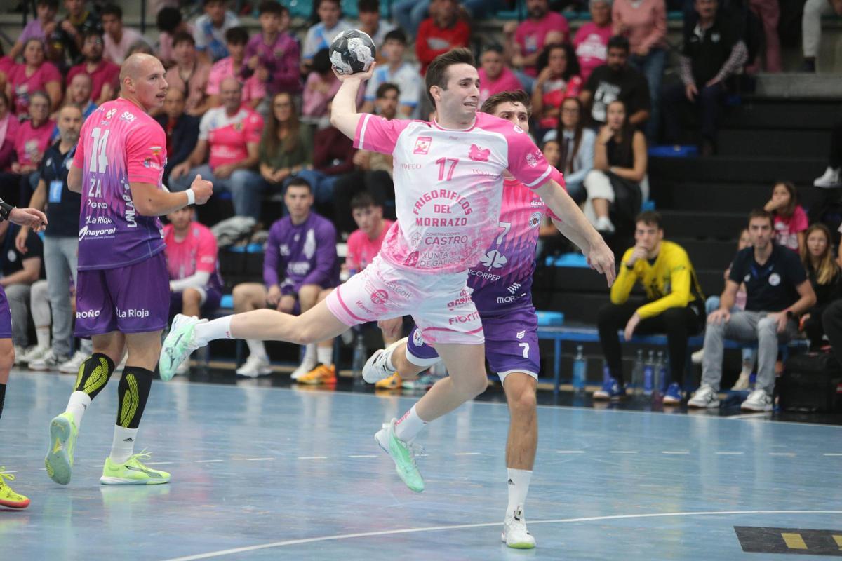 Manu Pérez lanza a puerta en el duelo entre el Frigoríficos y el Logroño.