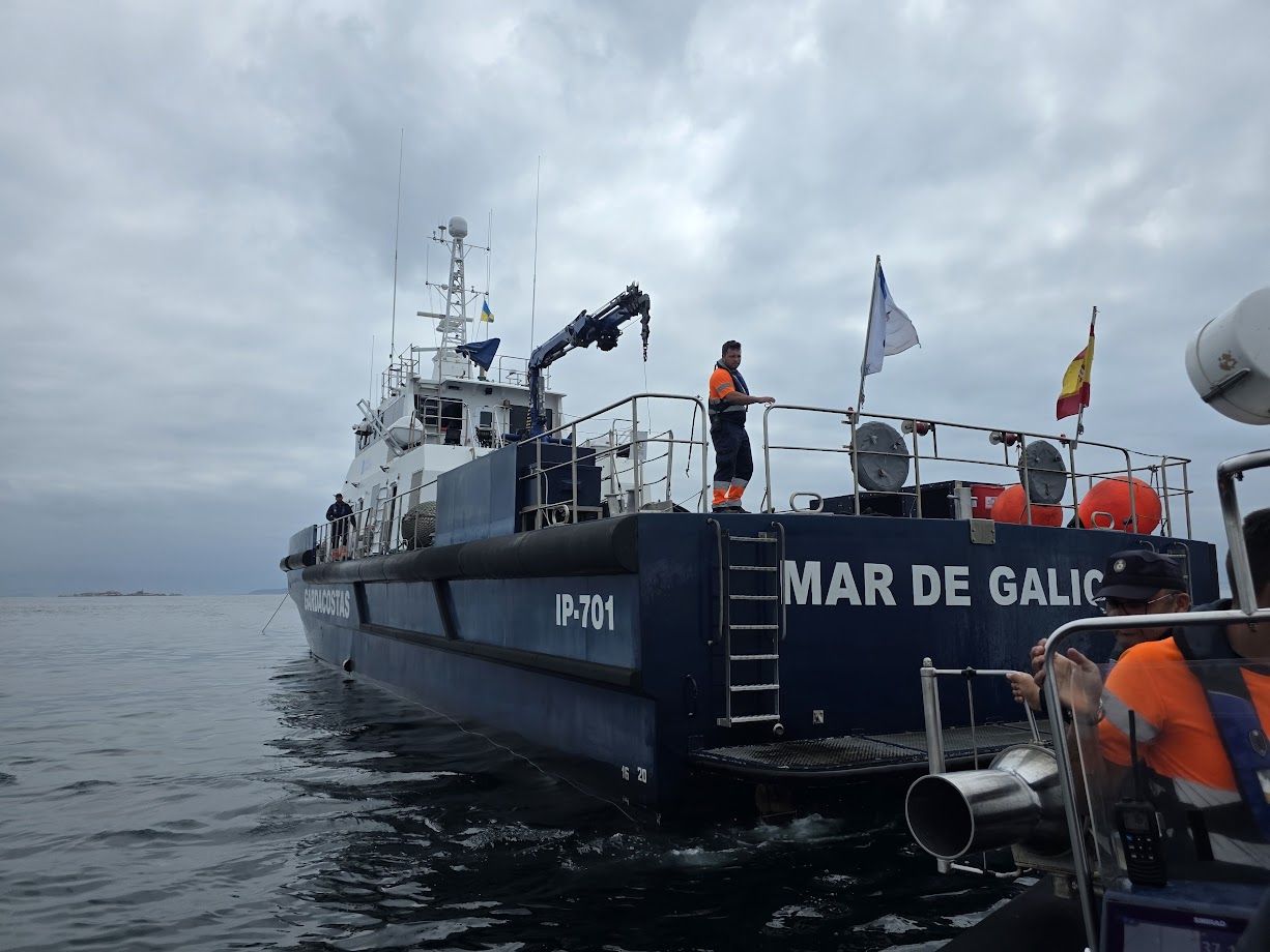 Embarcaciones de Gardacostas de Galicia en plena lucha contra el furtivismo.
