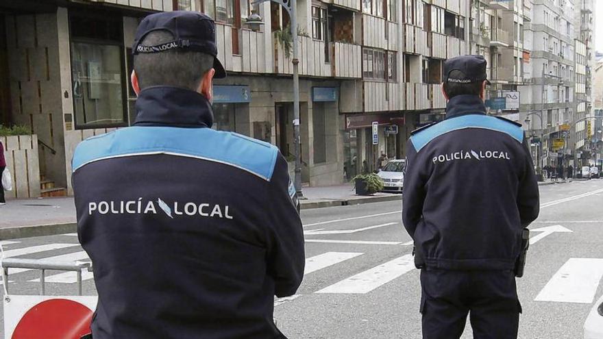 Agentes de la Policía Local, en un servicio en una de las calles de la ciudad. // Iñaki Osorio