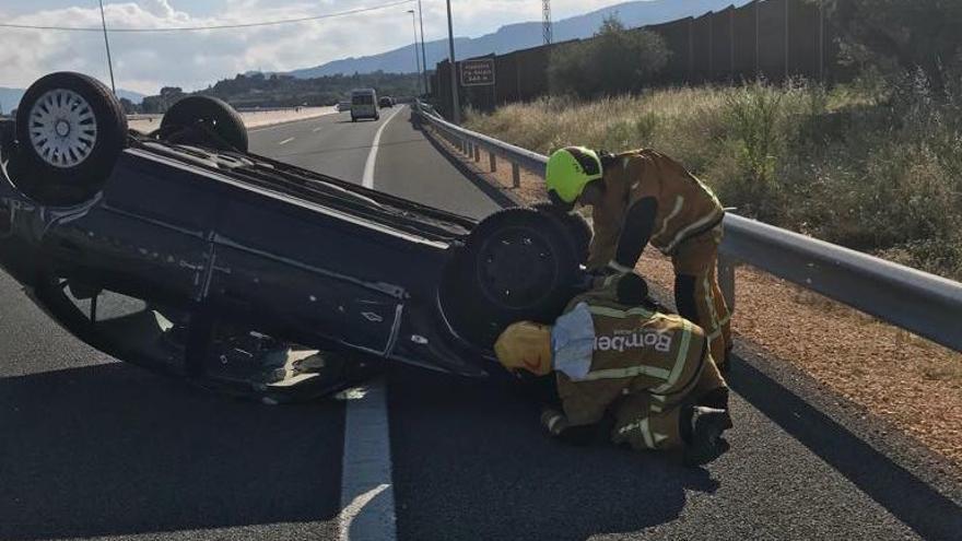 Los bomberos actuando en el lugar del accidente.